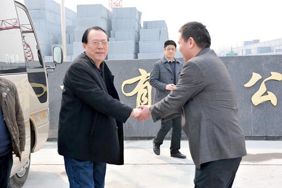 濮陽市住建局、墻改辦等領(lǐng)導(dǎo)一行蒞臨我司視察1   2012年3月21日濮陽市住建局、墻改辦等領(lǐng)導(dǎo)一行蒞臨我司視察